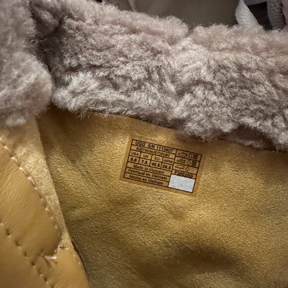 New UGG Women's Elisiana Waterproof Boot - Caribou, Size 9.5 (No Tags) - Picture 3 of 5